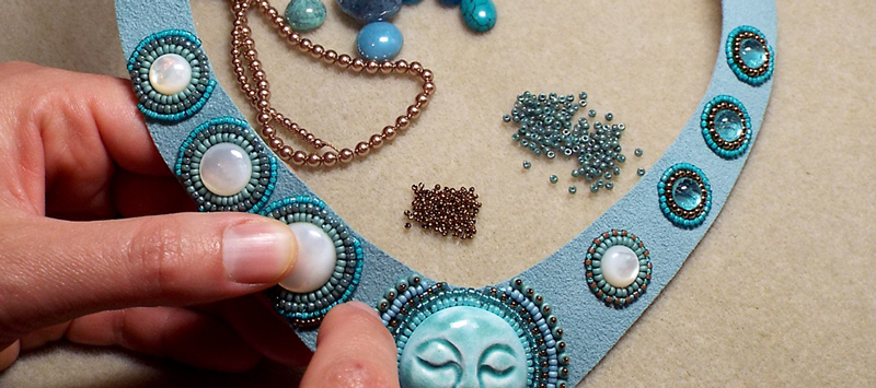 Cration de bijoux en broderie de perles et en minraux